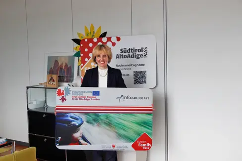 Landesrätin Waltraud Deeg begrüßt die interaktive Karte des EuregioFamilyPass, mit dem alle Vorteilsgeber der gesamten Europaregion mit einem Klick einsehbar sind. (Foto: LPA/Greta Stuefer)