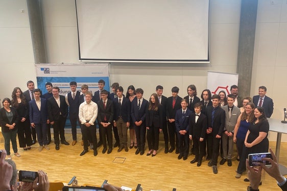 Die 24 Teilnehmerinnen und Teilnehmer am österreichischen Bundeswettbewerb der Chemieolympiade vom 12. bis 28. Mai an der Pädagogischen Hochschule Baden mit ihren Betreuerinnen und Betreuern. (Foto: LPA/Roswitha Maurer)