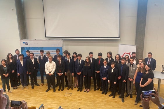 Die 24 Teilnehmerinnen und Teilnehmer am österreichischen Bundeswettbewerb der Chemieolympiade vom 12. bis 28. Mai an der Pädagogischen Hochschule Baden mit ihren Betreuerinnen und Betreuern. (Foto: LPA/Roswitha Maurer)