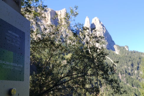 Con un linguaggio semplice, cinque pannelli lungo il rio Freddo richiamano l'attenzione sulle gemme geologiche presenti lungo il sentiero geologico, avvicinando così l'argomento ai neofiti della geologia (Foto: ASP/Ufficio provinciale Natura)