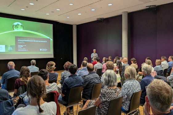 Für Amtsdirektor Leo Hilpold ist der neue Film Herausforderungen für den Naturschutz ein wichtiger Beitrag zur Sensibilisierung der Öffentlichkeit: Naturschutz kann nur in Kooperation mit den vielen beteiligten Partnern gelingen, betonte er. (Foto: LPA/Vera Brunetti)