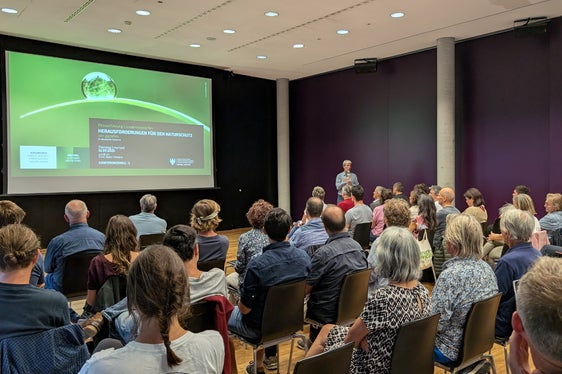 Für Amtsdirektor Leo Hilpold ist der neue Film Herausforderungen für den Naturschutz ein wichtiger Beitrag zur Sensibilisierung der Öffentlichkeit: Naturschutz kann nur in Kooperation mit den vielen beteiligten Partnern gelingen, betonte er. (Foto: LPA/Vera Brunetti)