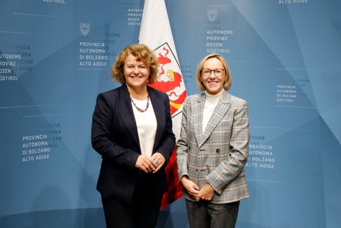 L’assessora provinciale alla Coesione sociale Rosmarie Pamer e l'assessora provinciale al Lavoro Magdalena Amhof stanno lavorando congiuntamente a misure di semplificazione e miglioramento nel settore dell’inclusione lavorativa e dell’occupazione. (Foto: USP/Hannes Wisthaler)