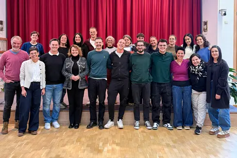 Beim Pilotlehrgang Einführung in die (teil-)stationäre Kinder- und Jugendhilfe wurde den Teilnehmenden praxisnah die Kompetenzen im Bereich Kinder- und Jugendschutz gestärkt. An der Feier zur Übergabe der Abschlussdiplome nahm auch Soziallandesrätin Rosmarie Pamer (1. Reihe, vierte von links) teil. (Foto: LPA/Haus der Familie)