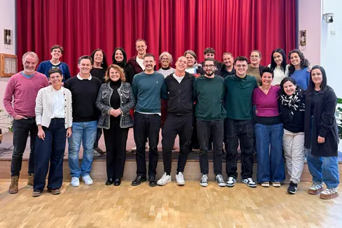 Beim Pilotlehrgang Einführung in die (teil-)stationäre Kinder- und Jugendhilfe wurde den Teilnehmenden praxisnah die Kompetenzen im Bereich Kinder- und Jugendschutz gestärkt. An der Feier zur Übergabe der Abschlussdiplome nahm auch Soziallandesrätin Rosmarie Pamer (1. Reihe, vierte von links) teil. (Foto: LPA/Haus der Familie)