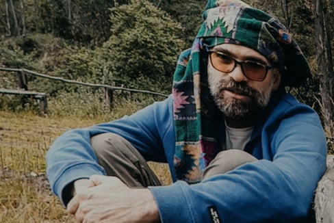 Der Spezialpreis „Dolomiten Unesco Welterbe 2025 ging an den Dokumentarfilm „Karuara“ von Regisseur Miguel Araoz Cartagena (im Bild), der bei der Preisverleihung im Rahmen des Bolzano Film Festivals Bozen am 12. April eine Videobotschaft übermittelte. (Foto: Bolzano Film Festival Bozen/Daniele Fiorentino)