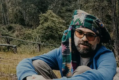 Der Spezialpreis „Dolomiten Unesco Welterbe 2025 ging an den Dokumentarfilm „Karuara“ von Regisseur Miguel Araoz Cartagena (im Bild), der bei der Preisverleihung im Rahmen des Bolzano Film Festivals Bozen am 12. April eine Videobotschaft übermittelte. (Foto: Bolzano Film Festival Bozen/Daniele Fiorentino)