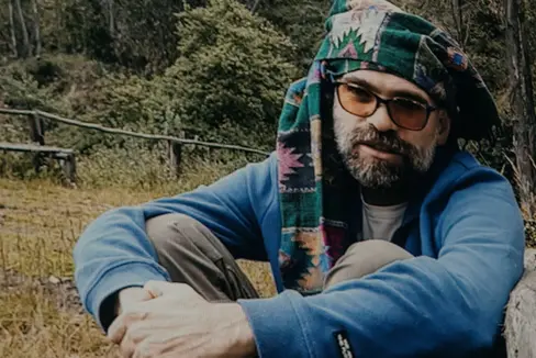 Der Spezialpreis „Dolomiten Unesco Welterbe 2025 ging an den Dokumentarfilm „Karuara“ von Regisseur Miguel Araoz Cartagena (im Bild), der bei der Preisverleihung im Rahmen des Bolzano Film Festivals Bozen am 12. April eine Videobotschaft übermittelte. (Foto: Bolzano Film Festival Bozen/Daniele Fiorentino)