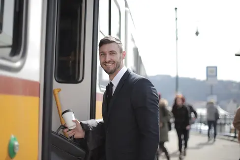 Per i treni locali che hanno subito ripetuti ritardi o che non hanno circolato affatto, dal 2018 gli abbonati che viaggiano regolarmente ricevono il bonus pendolari, che ora viene aumentato (Foto: Pexels/Andrea Piacquadio)