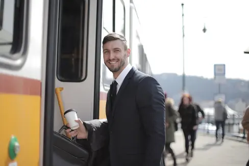 Per i treni locali che hanno subito ripetuti ritardi o che non hanno circolato affatto, dal 2018 gli abbonati che viaggiano regolarmente ricevono il bonus pendolari, che ora viene aumentato (Foto: Pexels/Andrea Piacquadio)