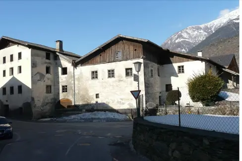 Hallerhof in Latsch: Die für den Ensembleschutz bedeutende straßenseitige Fassade entlang der Hofgasse wird erhalten. Das Landesdenkmalamt wird die Restaurierungsarbeiten begleiten. (Foto: LPA/Landesdenkmalamt)
