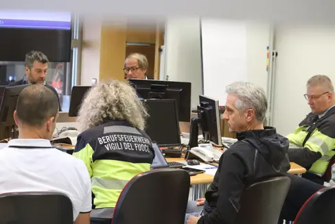 Im Lagezentrum in der Agentur für Bevölkerungsschutz an der Drususallee in Bozen liefen heute die Fäden zum Test des Alarmierungssystems IT-alert in der Gemeinde Sand in Taufers zusammen, via Videokonferenz war der staatliche Zivilschutz aus Rom zugeschaltet; im Bild von links Matteo Vischi von der Agentur für Bevölkerungsschutz, Agenturdirektor Klaus Unterweger, Berufsfeuerwehr-Kommandant Florian Alber, der stellvertretende Direktor der Agentur für Bevölkerungsschutz und Direktor des Landeswarnzentrums Willigis Gallmetzer. (Foto: LPA/Maja Clara)