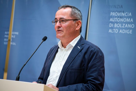 Bildungsdirektor Gustav Tschenett stellte das Mobilitätsprojekt Lise 2023 vor, das die Zweitsprachförderung zum Ziel hat und für dessen Umsetzung bis 2026 vier Millionen Euro aus dem europäischen Sozialfonds zur Verfügung stehen. (Foto: LPA/Fabio Brucculeri)