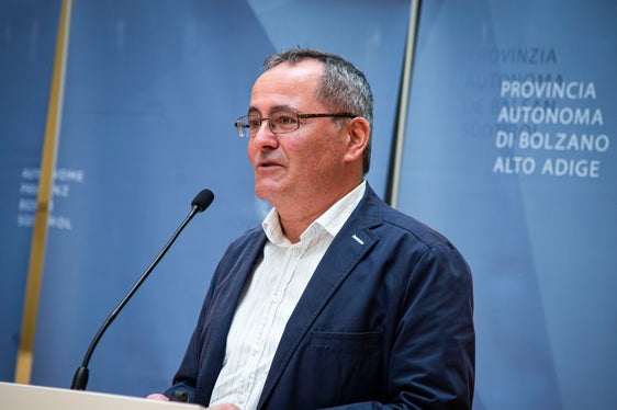 Bildungsdirektor Gustav Tschenett stellte das Mobilitätsprojekt Lise 2023 vor, das die Zweitsprachförderung zum Ziel hat und für dessen Umsetzung bis 2026 vier Millionen Euro aus dem europäischen Sozialfonds zur Verfügung stehen. (Foto: LPA/Fabio Brucculeri)