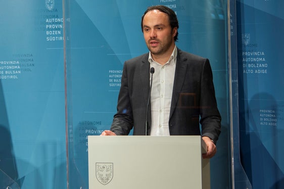 L'assessore Philipp Achammer nel corso della conferenza stampa odierna (Foto: ASP/Fabio Brucculeri)