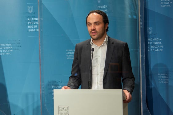L'assessore Philipp Achammer nel corso della conferenza stampa odierna (Foto: ASP/Fabio Brucculeri)