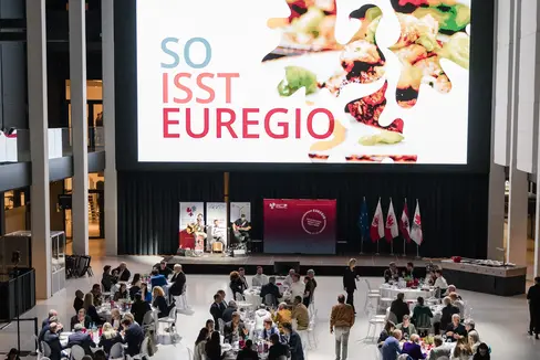 Am 7. Mai 2025 wurde So isst Euregio im Hotel Sheraton in Bozen vorgestellt. (Foto: Euregio/Bernhard Aichner)