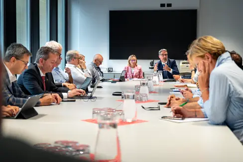 Gemeinsam an machbaren Lösungen arbeiten: Landesrätin Amhof und Landeshauptmann Kompatscher sind heute mit Vertretungen der Gewerkschaften und der Wirtschaftsverbände zusammengetroffen. (Foto: LPA/Fabio Brucculeri)
