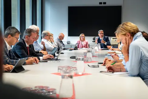 Lavoro di rete per trovare soluzioni condivise. L'assessora provinciale Amhof e il presidente Kompatscher hanno incontrato oggi i rappresentanti dei sindacati e delle associazioni imprenditoriali. (Foto: USP/Fabio
Brucculeri)