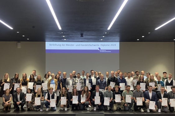 Gruppenbild bei der Diplomfeier: die 13 Meisterinnen, 38 Meister, 6 Handelsfachwirtinnen und 2 Handelsfachwirte mit der Direktorin des Landesamtes für Lehrlings- und Meisterausbildung Cäcilia Baumgartner (vorne, 1. von links) und Landesrat Philipp Achammer (vorne, 2. von links) (Foto: LPA/Landesamt für Lehrlings- und Meisterausbildung)