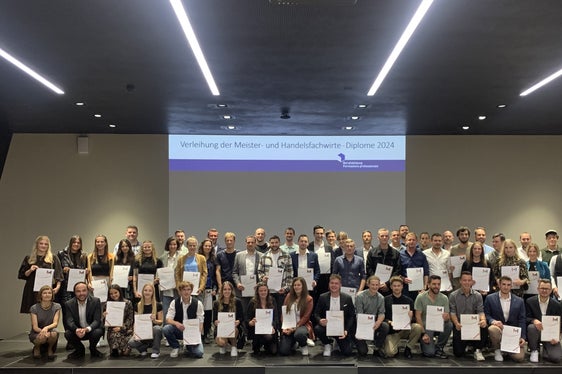 Gruppenbild bei der Diplomfeier: die 13 Meisterinnen, 38 Meister, 6 Handelsfachwirtinnen und 2 Handelsfachwirte mit der Direktorin des Landesamtes für Lehrlings- und Meisterausbildung Cäcilia Baumgartner (vorne, 1. von links) und Landesrat Philipp Achammer (vorne, 2. von links) (Foto: LPA/Landesamt für Lehrlings- und Meisterausbildung)