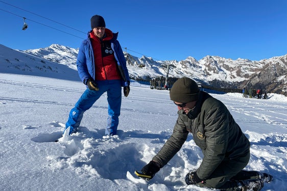 Uso dell'apparecchio di ricerca in valanga: una fase dell'esecitazione svoltasi a Racines (Foto: USP/Ufficio Meteorologia e Prevenzione valanghe)