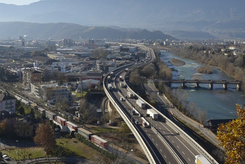 Il progetto BrennerLEC avviato a settembre 2016 con l’obiettivo di creare un corridoio a emissioni ridotte lungo l’asse autostradale del Brennero, rientra fra le tre iniziative per migliorare la qualità dell’aria in provincia di Bolzano finanziate dal MASE. (Foto: ASP/Daniel Rabanser)