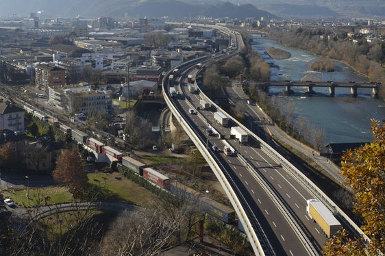 Il progetto BrennerLEC avviato a settembre 2016 con l’obiettivo di creare un corridoio a emissioni ridotte lungo l’asse autostradale del Brennero, rientra fra le tre iniziative per migliorare la qualità dell’aria in provincia di Bolzano finanziate dal MASE. (Foto: ASP/Daniel Rabanser)
