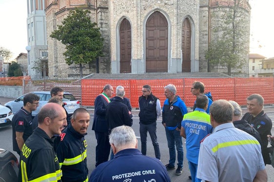 Am Sonntag haben Bevölkerungsschutzlandesrat Schuler und der Ressortdirektor und Direktor der Agentur für Bevölkerungsschutz Klaus Unterweger mit dem Trentiner Landeshauptmann Maurizio Fugatti und dem Präsidenten der Region Friaul-Julisch Venetien Massimiliano Fedriga dem Hilfszug aus der Region Trentino-Südtirol in ihrem Einsatzgebiet in der Gemeinde Mortegliano in der Provinz Udine einen Besuch abgestattet. (Foto: Berufsfeuerwehr Bozen)