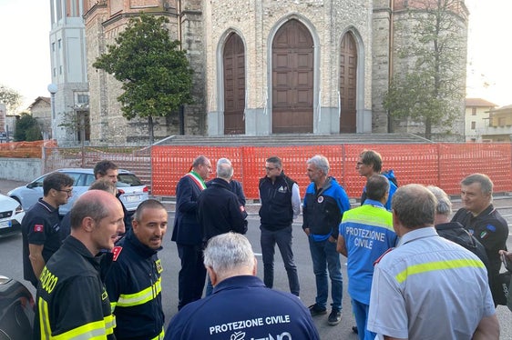 Am Sonntag haben Bevölkerungsschutzlandesrat Schuler und der Ressortdirektor und Direktor der Agentur für Bevölkerungsschutz Klaus Unterweger mit dem Trentiner Landeshauptmann Maurizio Fugatti und dem Präsidenten der Region Friaul-Julisch Venetien Massimiliano Fedriga dem Hilfszug aus der Region Trentino-Südtirol in ihrem Einsatzgebiet in der Gemeinde Mortegliano in der Provinz Udine einen Besuch abgestattet. (Foto: Berufsfeuerwehr Bozen)