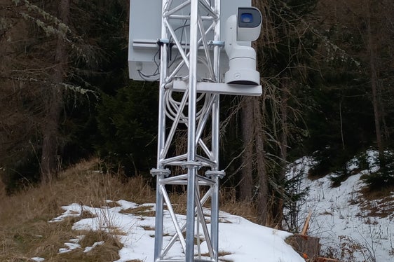 Am Radarschaltkasten laufen wichtige Informationen über Bewegungen zusammen. Das Land stellt die Anlage der Gemeinde Prettau für Lawinenkommission für den Lawinenschutz zur Verfügung. (Foto: LPA/Landesabteilung Straßendienst)