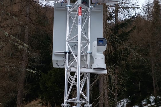 Sulla strada statale della Valle Aurina (SS 621) a Predoi, un nuovo sistema avanzato di allerta per le valanghe garantisce maggiore sicurezza. (Foto: USP/Servizio strade)