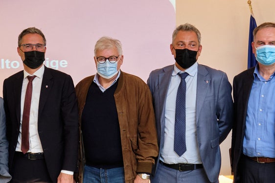 Data-Center-Eröffnung in Bruneck mit (v.l.) Stefan Gasslitter (Generaldirektor Südtiroler Informatik AG), Christoph Brandt (Präsident der Südtiroler Informatik AG), Roberto Fabbri (Head of RUN: Innovation & Consulting, Südtiroler Informatik AG), LH Arno Kompatscher, Kurt Pöhl (ehem. Direktor Abteilung Informatik), Alexander Steiner (Generaldirektor des Landes), Josef Hofer (Direktor Abteilung Informatik), Gerhard Grießmair (geschäftsführender Bezirksdirektor des Gesundheitsbezirkes Bruneck), Andrea Toniutti (IT-Direktor des Sanitätsbetriebes) (Foto: LPA/Oppitz)