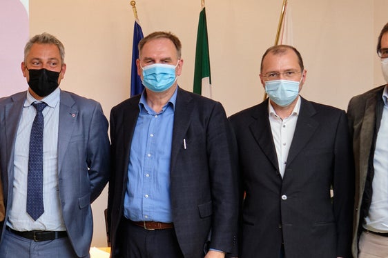 Apertura del nuovo Data Center a Brunico con (sx) Stefan Gasslitter (Direttore generale SIAG), Cristoph Brandt (Presidente Informatica Alto Adige Spa), Roberto Fabbri (Head of RUN: Innovation & Consulting di Informatica Alto Adige Spa), il presidente della Provincia Arno Kompatscher, Kurt Pöhl (ex direttore del dipartimento IT), Alexander Steiner (Direttore generale della Provincia), Josef Hofer (Direttore Ripartizione Informatica), Gerhard Grießmair (Direttore della ripartizione dirigenza amministrativa dell’ospedale di Brunico), Andrea Toniutti (Direttore della Ripartizione Informatica dell’Azienda Sanitaria dell’Alto Adige) (Foto: ASP/Oliver Oppitz)