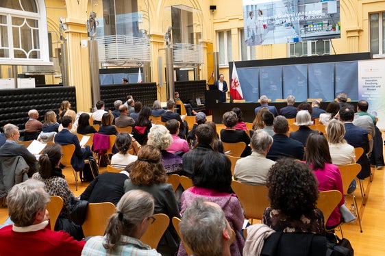 Die Wissenschaft trägt wesentlich zu einem Klima der Offenheit und der Neugier bei. Wir brauchen diese Offenheit, um ein Land zu bleiben, in dem man gerne lebt, unterstrich Landesrat Philipp Achammer bei der Vorstellung der Projekte des Forschungswettbewerbs Research Südtirol/Alto Adige. (Foto: LPA/Fabio Brucculeri)