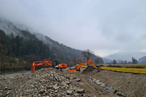 L'Ufficio Sistemazione bacini montani est ha avviato i lavori di allargamento dell'alveo dei fiume Rienza a Chienes; le foto sono state scattate il 14 marzo (Foto: ASP/Ufficio sistemazione bacini montani Est/Michael Baumgartner)