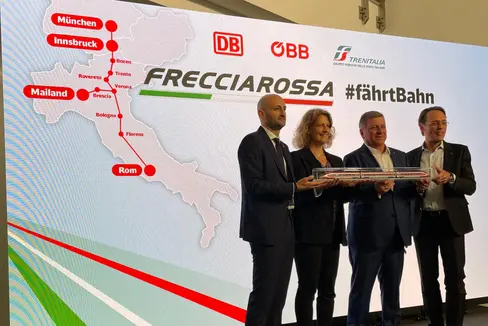 I moderni treni Frecciarossa saranno utilizzati a partire dal 2026 sui due nuovi collegamenti presentati oggi a Monaco. Nella foto (da sinistra): Gianpiero Strisciuglio, amministratore delegato e direttore generale di Trenitalia, Sabine Stock, membro del Consiglio di Amministrazione per il Trasporto Passeggeri a Lunga Distanza di ÖBB, il ministro dei trasporti bavarese Christian Bernreiter e Michael Peterson, membro del Consiglio di Amministrazione per il Trasporto Passeggeri a Lunga Distanza di DB. (Foto: Michael Andergassen)