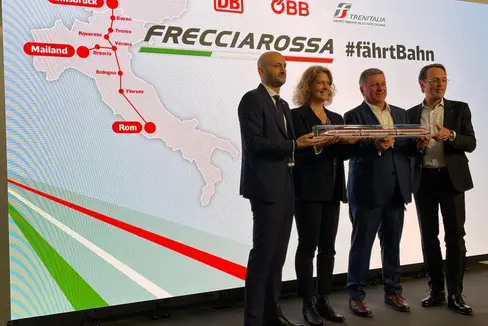 I moderni treni Frecciarossa saranno utilizzati a partire dal 2026 sui due nuovi collegamenti presentati oggi a Monaco. Nella foto (da sinistra): Gianpiero Strisciuglio, amministratore delegato e direttore generale di Trenitalia, Sabine Stock, membro del Consiglio di Amministrazione per il Trasporto Passeggeri a Lunga Distanza di ÖBB, il ministro dei trasporti bavarese Christian Bernreiter e Michael Peterson, membro del Consiglio di Amministrazione per il Trasporto Passeggeri a Lunga Distanza di DB. (Foto: Michael Andergassen)