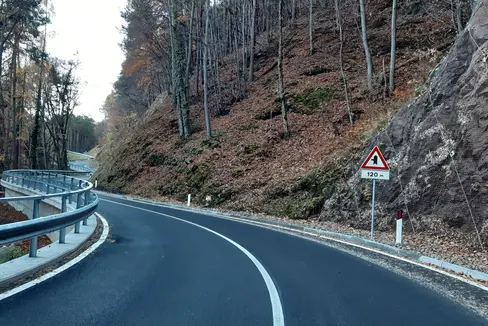 Sotto la regia della Provincia, la strada provinciale per Avigna è stata ampliata in prossimità delle curve e resa più sicura (Foto ASP/Sabine Thurner)