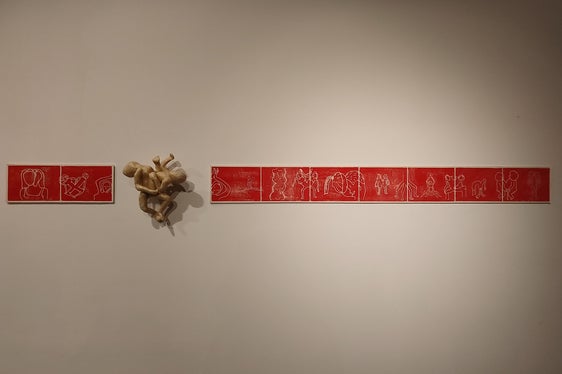 Ausstellung Hybrid der Abschlussklassen der Cademia im Luis-Trenker-Saal in St. Ulrich: Im Bild das Werk Zwiegesang von Hanna Unterhauser, Wachsmodellierung und Linoldruck. (Foto: LPA/Direktion Ladinische Bildung und Kultur)