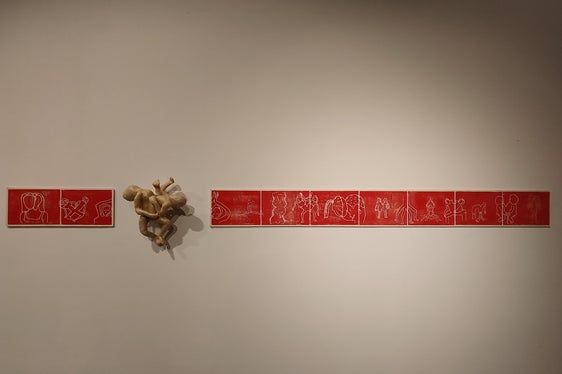 Ausstellung Hybrid der Abschlussklassen der Cademia im Luis-Trenker-Saal in St. Ulrich: Im Bild das Werk Zwiegesang von Hanna Unterhauser, Wachsmodellierung und Linoldruck. (Foto: LPA/Direktion Ladinische Bildung und Kultur)