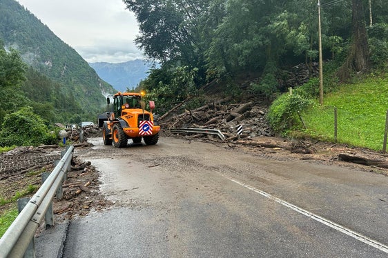 Die Aufräumarbeiten sind im Gange: Bereits gegen Mittag konnte die Schnalstalerstraße einspurig wieder freigegeben werden. (Foto: LPA/Straßendienst)