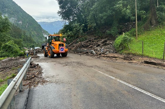 La strada, attualmente chiusa, verrà riaperta in giornata. Una prima corsia già per le ore 12. Sono in corso, oltre ai lavori di ripristino, i sopralluoghi tecnici per valutare i rischi geologici. (Foto: USP/Ripartizione Servizio strade)