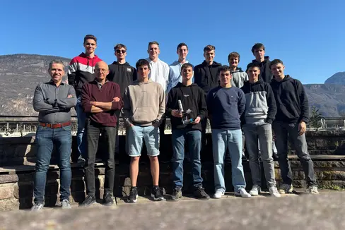 Gruppenbild mit Forstsensor: Schüler der Fachschule Laimburg haben einen eigenen Frostsensor gebaut und über The Things Network TTN vernetzt; vorne Zweiter von links Martin Thalheimer vom Versuchszentrum Laimburg, ganz links Lehrer Florian Scherer. (Foto: LPA/Fachschule Laimburg)