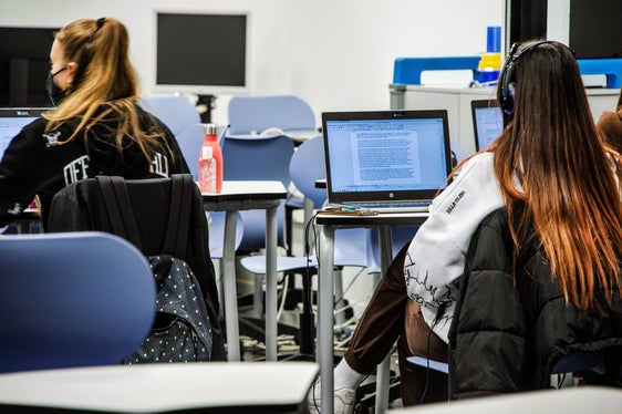 L'assessore provinciale Philipp Achammer presenta le misure con cui la Provincia intende sostenere i giovani colpiti dall'emergenza Covid. (Foto: ASP/Peter Daldos)