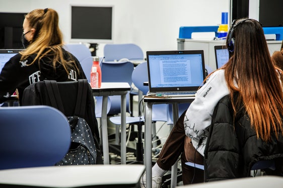 L'assessore provinciale Philipp Achammer presenta le misure con cui la Provincia intende sostenere i giovani colpiti dall'emergenza Covid. (Foto: ASP/Peter Daldos)