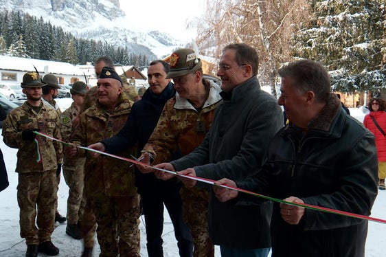 Banddurchschnitt: (v.l.) General Giancarlo Gambardella, der Regionaldirektor der Agentur für Staatsgüter, Sebastiano Caizza, Alpini-Kommandant Ignazio Gamba, Landesrat Massimo Bessone und Bürgermeister Robert Rottonara (Foto: LPA/GNews)
