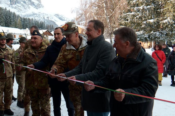 Da sinistra il direttore della Direzione dei Lavori e del Demanio Gen. Isp. Giancarlo Gambardella, ), il direttore della Direzione Regionale dell’Agenzia del Demanio Sebastiano Caizza, il comandante delle Truppe Alpine Gen. C.A. Ignazio Gamba, l'assessore provinciale all'Edilizia pubblica Massimo Bessone e il sindaco di Corvara in Badia Robert Rottonara tagliano il nastro della rinnovata base logistica Tempesti (Foto: ASP/Gnews)