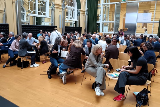 Führungskräfte und Fachleute aus Verwaltung, Wirtschaft und Wissenschaft diskutierten Ansätze, Erfahrungen und Erwartungen werteorientierter Führung. (Foto: LPA/Amt für Personalentwicklung)