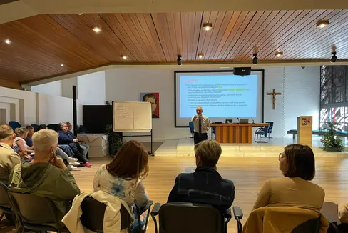 Competenze manageriali, innovazione nei progetti educativi e governance della scuola: questi sono i punti focali su cui si è concentrato l'esperto Tommaso Agasisti nel primo di tre incontri tenutosi a Bolzano nei giorni scorsi e voluti dalla Direzione Istruzione e Formazione italiana per i dirigenti scolastici e il loro staff. (Foto: USP/DIrezione Istruzione e Formazione italiana)